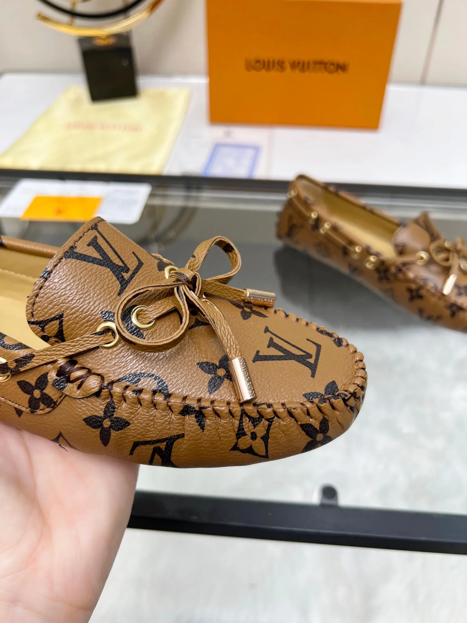👟👟Ex-factory price 420👟👟 Lvui...Vuitt* on/】...Top purchasing agent, high version, counter 2023 spring, summer and autumn new color beanie shoes, imported fabrics, buckle bows, classic popular shoes. Lining: Sheepskin lining Color: Presbyopia Xingli Women's model: 35-42 standard size.